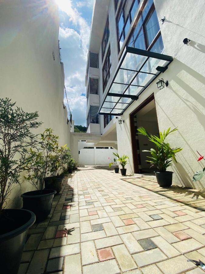Aurelia Inn Kandy Buitenkant foto